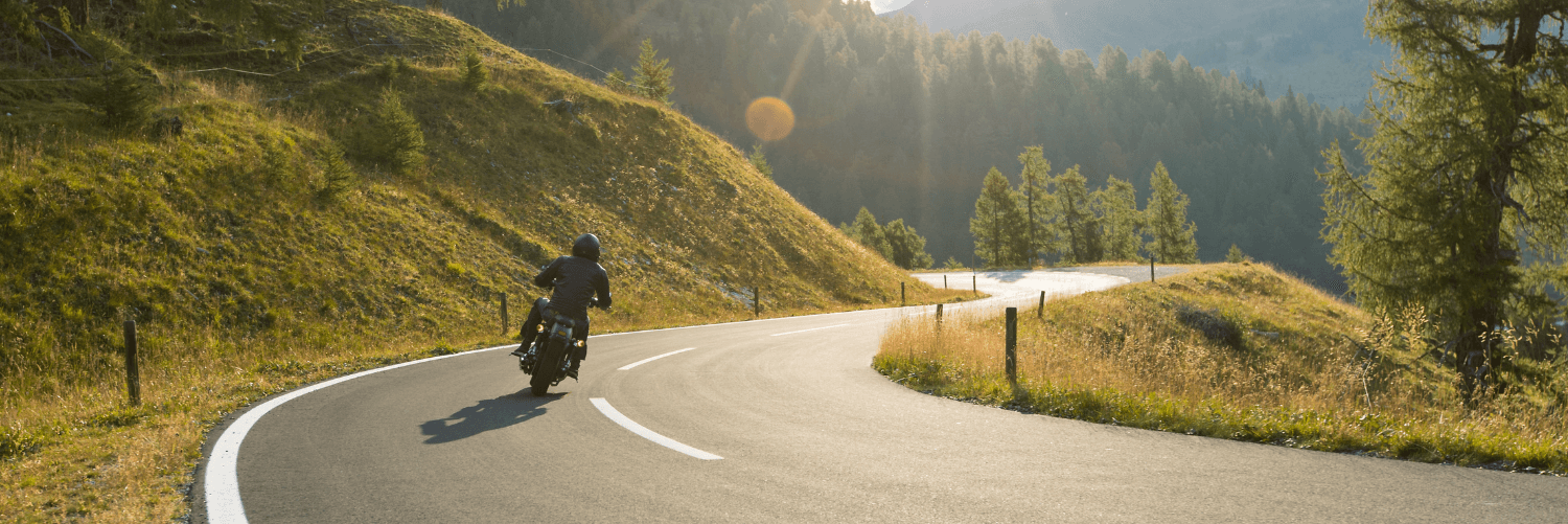 Motocyklista na trasie po Słowenii